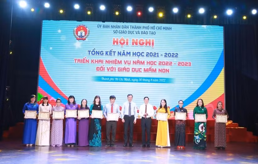 Phó Giám đốc Sở Giáo dục và Đào tạo Thành phố Hồ Chí Minh Lê Hoài Nam trao giấy khen cho các trường có thành tích xuất sắc trong năm học vừa qua (ảnh: P.L) Phó Giám đốc Sở Giáo dục và Đào tạo Thành phố Hồ Chí Minh Lê Hoài Nam trao giấy khen cho các trường có thành tích xuất sắc trong năm học vừa qua (ảnh: P.L)