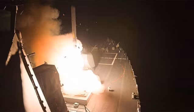 Tàu chiến Mỹ bắn tên lửa Tomahawk tấn công ISIS (ảnh minh họa) Tàu chiến Mỹ bắn tên lửa Tomahawk tấn công ISIS (ảnh minh họa)