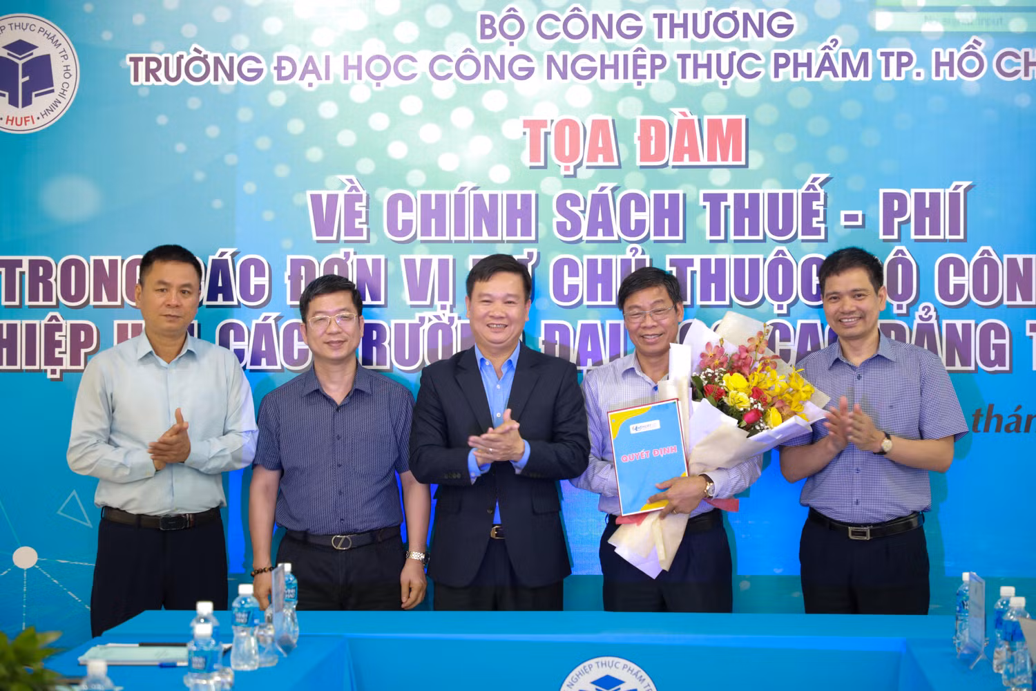 Nhà báo Nguyễn Tiến Bình - Phó chủ tịch Hiệp hội Các trường đại học, cao đẳng Việt Nam kiêm Tổng biên tập Tạp chí điện tử Giáo dục Việt Nam (ở giữa) trao quyết định công nhận Ban Chủ nhiệm Câu lạc bộ khối trường đại học, cao đẳng thuộc Bộ Công thương (ảnh: Lê Phương)