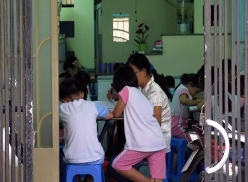 Một lớp dạy thêm tại nhà của giáo viên ở TP.Hồ Chí Minh (ảnh minh họa: Tuổi Trẻ) Một lớp dạy thêm tại nhà của giáo viên ở TP.Hồ Chí Minh (ảnh minh họa: Tuổi Trẻ)