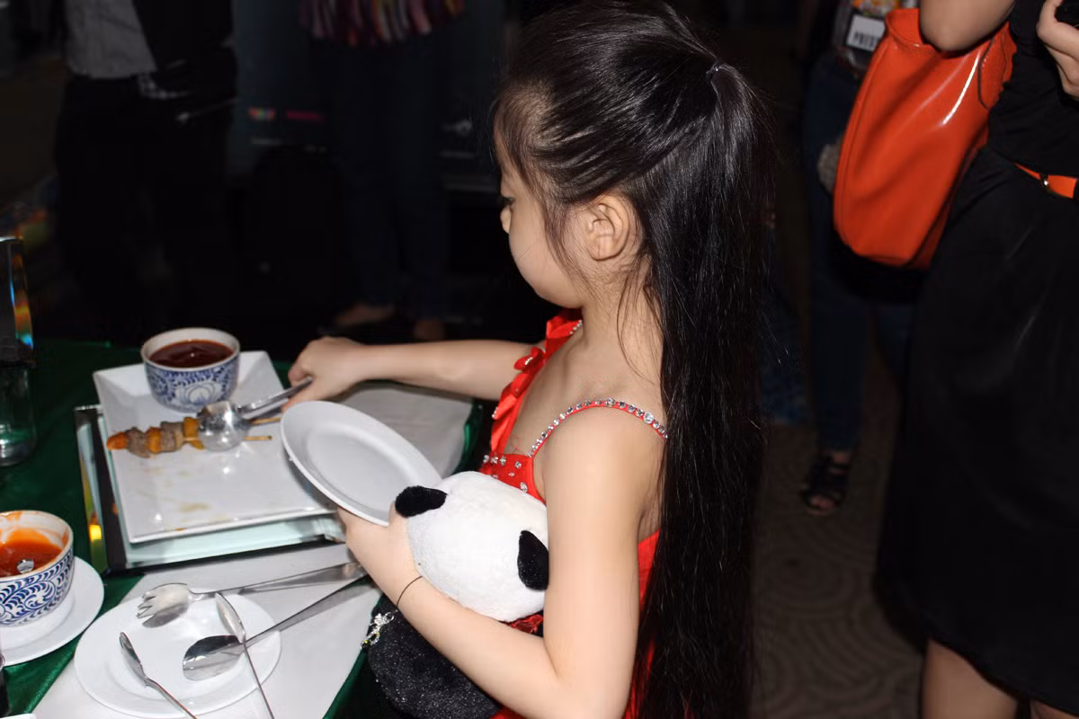 Cô bé đáng yêu hồn nhiên lựa chọn những món mình thích Cô bé đáng yêu hồn nhiên lựa chọn những món mình thích
