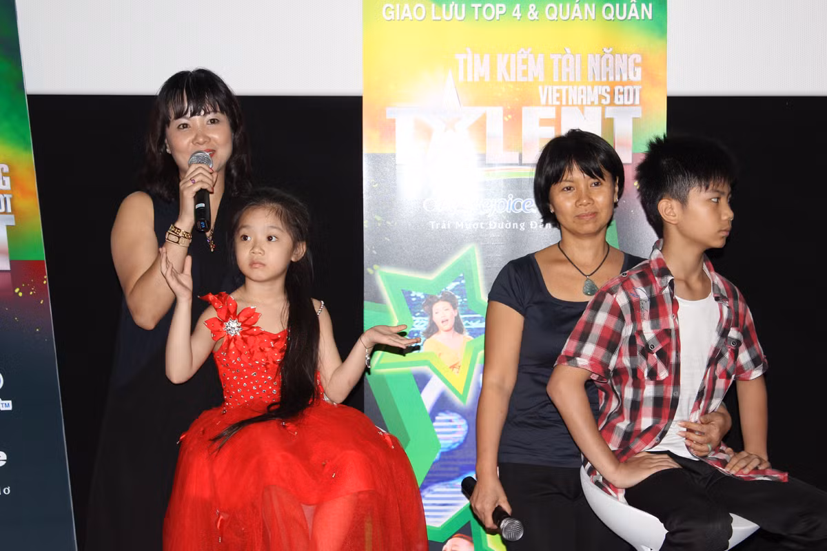 Được tận mắt chứng kiến chiến thắng của hai em nhỏ, mẹ của hai quán quân nhí nói: Tham gia Vietnam’s Got talent và trở thành người chiến thắng nằm ngoài sức tưởng tượng của hai gia đình nhưng thời gian tham gia nghệ còn dài nên sau cuộc thi này hai cháu vẫn về nhà đi học bình thường và vẫn học đi học năng khiếu cùng nhau. Được tận mắt chứng kiến chiến thắng của hai em nhỏ, mẹ của hai quán quân nhí nói: Tham gia Vietnam’s Got talent và trở thành người chiến thắng nằm ngoài sức tưởng tượng của hai gia đình nhưng thời gian tham gia nghệ còn dài nên sau cuộc thi này hai cháu vẫn về nhà đi học bình thường và vẫn học đi học năng khiếu cùng nhau.