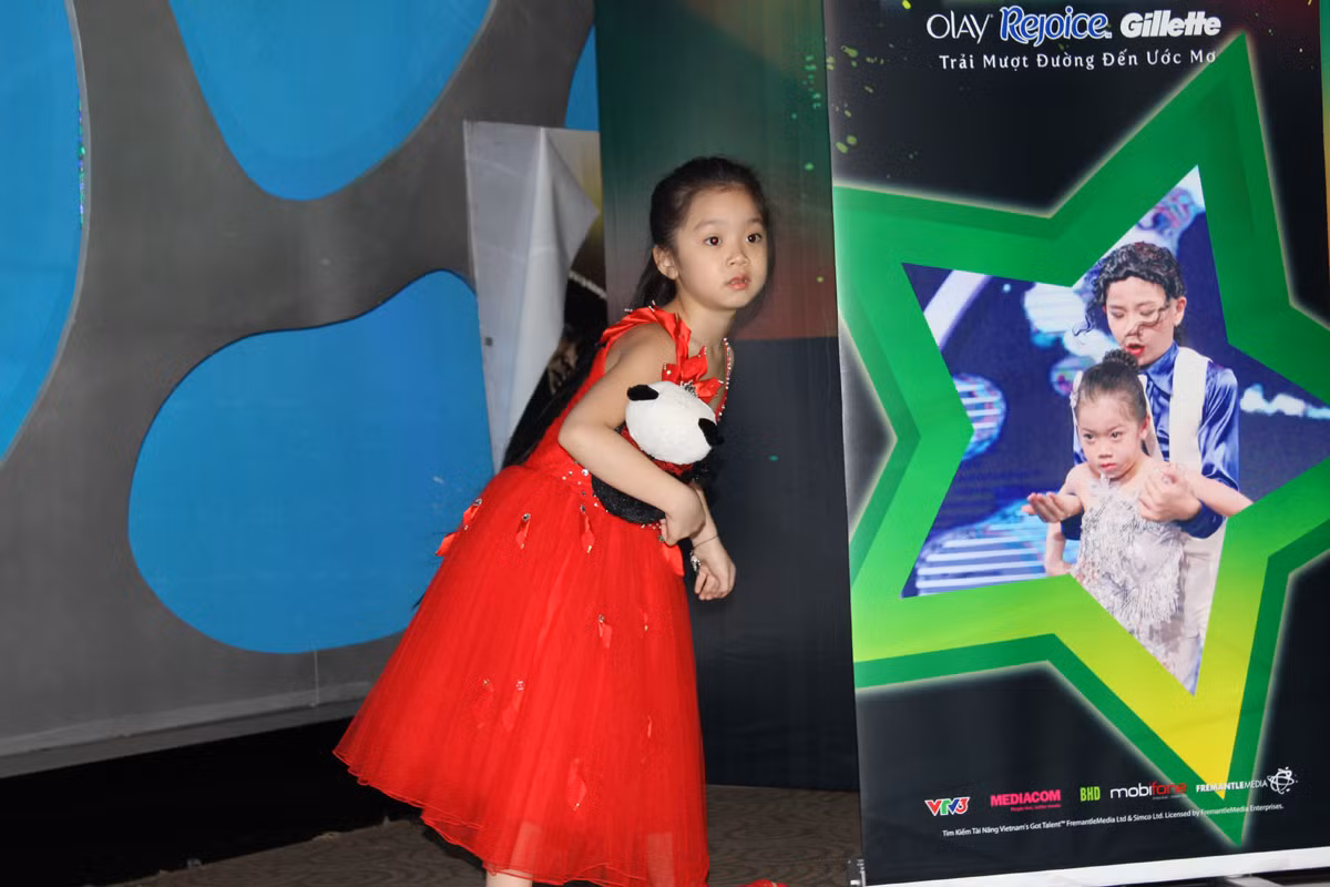 Diện chiếc đầm đỏ rực, xinh xắn như cô công chúa nhỏ, cô bé 7 tuổi đẹp hồn nhiên, trong sáng đúng với lứa tuổi trẻ con của mình. Diện chiếc đầm đỏ rực, xinh xắn như cô công chúa nhỏ, cô bé 7 tuổi đẹp hồn nhiên, trong sáng đúng với lứa tuổi trẻ con của mình.