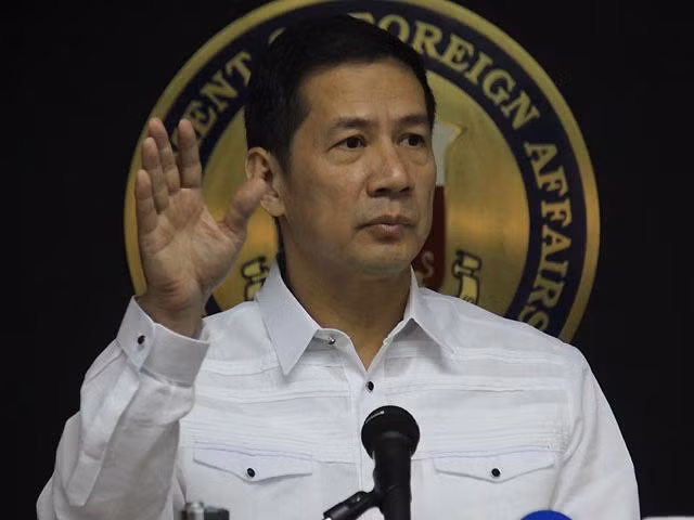 Người phát ngôn Bộ Ngoại giao Philippines Raul Hernandez. Người phát ngôn Bộ Ngoại giao Philippines Raul Hernandez.