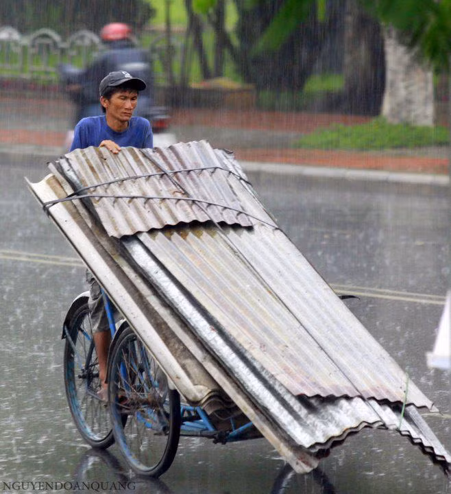 Từng bước nặng nề, khó nhọc Từng bước nặng nề, khó nhọc