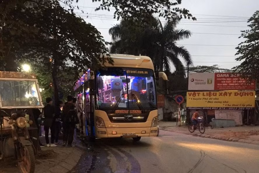 Đỗ xe, xếp khách tại đầu phố Thiên Hiền (Mỹ Đình, Nam Từ Liêm, Hà Nội), ngay cạnh biển cấm đỗ (Ảnh nguồn Báo Lao động). Đỗ xe, xếp khách tại đầu phố Thiên Hiền (Mỹ Đình, Nam Từ Liêm, Hà Nội), ngay cạnh biển cấm đỗ (Ảnh nguồn Báo Lao động).