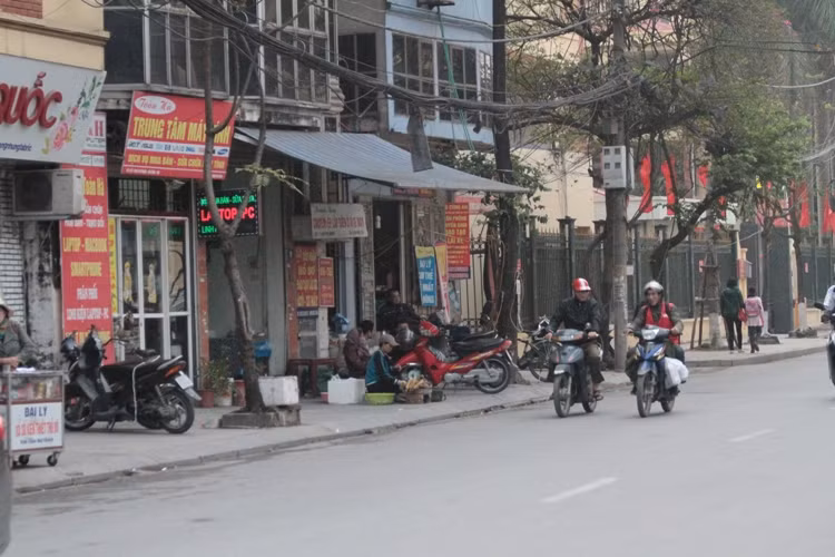 Hệ thống dây cáp viễn thông chằng chịt trên phố Ngô Thì Nhậm (Hà Đông - ảnh Trinh Phúc). Hệ thống dây cáp viễn thông chằng chịt trên phố Ngô Thì Nhậm (Hà Đông - ảnh Trinh Phúc).
