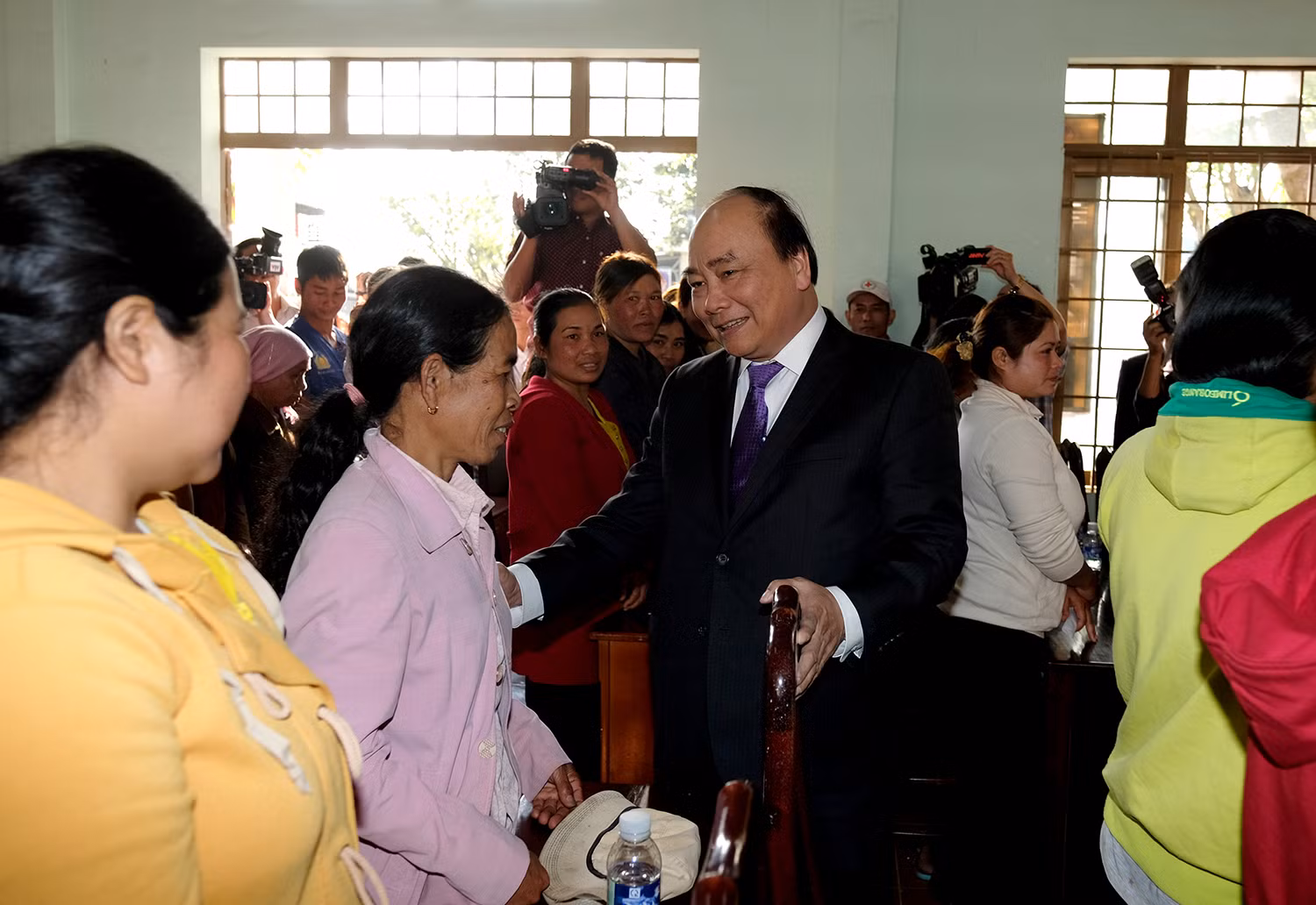 Thủ tướng Nguyễn Xuân Phúc cùng đồng bào xã Ea Tiêu, huyện Cư Kuin. - Ảnh: VGP/Quang Hiếu Thủ tướng Nguyễn Xuân Phúc cùng đồng bào xã Ea Tiêu, huyện Cư Kuin. - Ảnh: VGP/Quang Hiếu