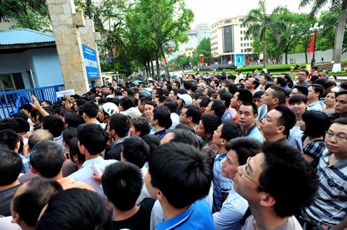 5h sáng hôm sau số lượng người chen lấn xếp hàng lên đến hàng trăm. 5h sáng hôm sau số lượng người chen lấn xếp hàng lên đến hàng trăm.