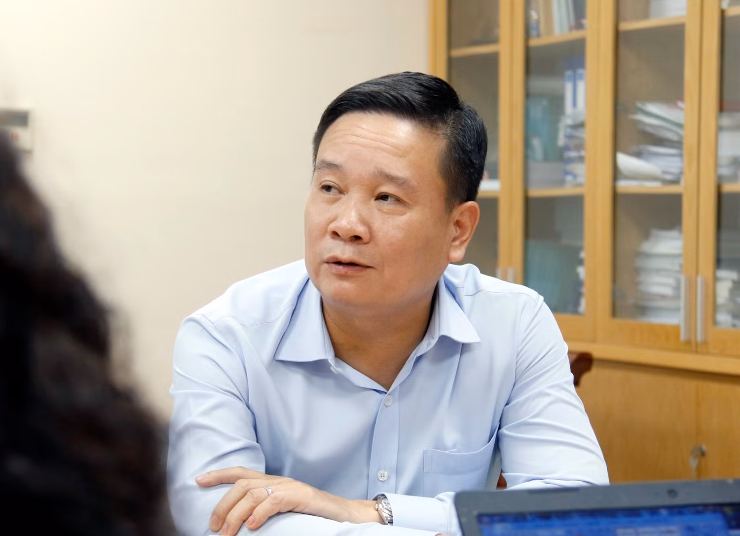 Nhà báo Nguyễn Tiến Bình - Phó Chủ tịch Hiệp hội Các trường đại học, cao đẳng Việt Nam, Tổng Biên tập Tạp chí điện tử Giáo dục Việt Nam phát biểu tại Hội nghị.