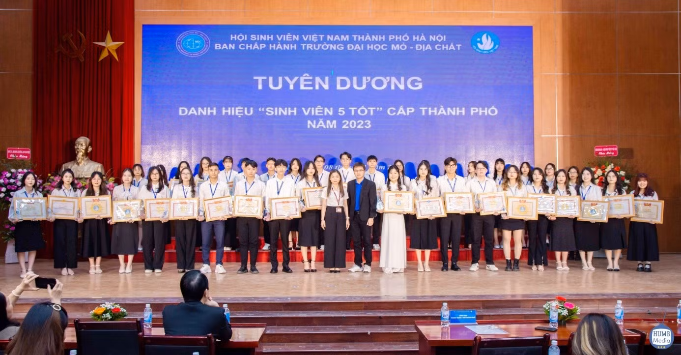 Tuyên dương các Sinh viên đạt Danh hiệu Sinh viên 5 Tốt cấp Thành phố năm 2023.jpg