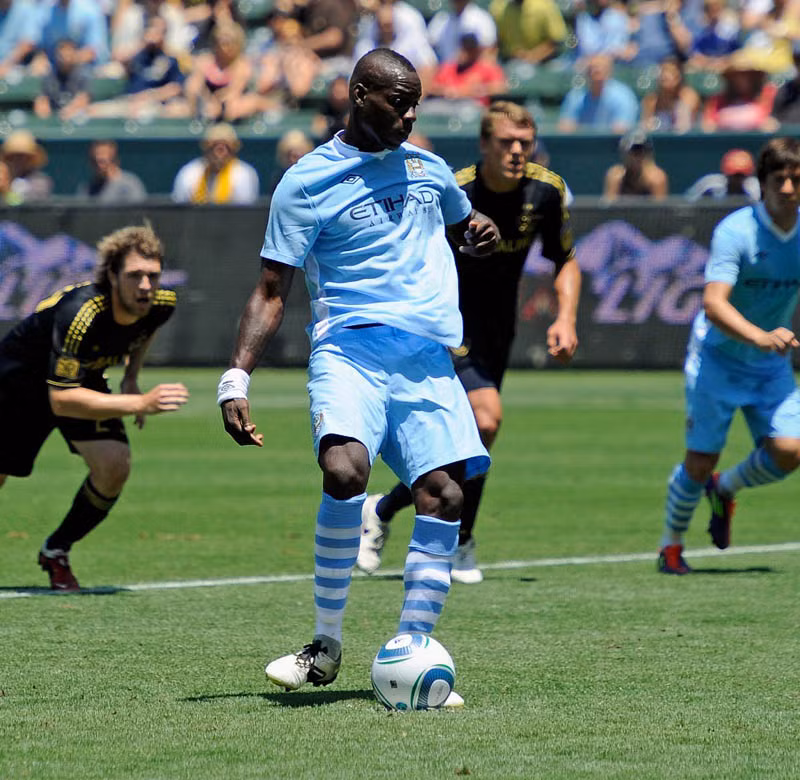6. Balotelli sang Napoli. Đang bay cao tại Man City, nhưng một khi hàng công đón nhận nhiều ngôi sao mới thì chỗ đứng của Balotelli thực sự bị đe dọa. Anh từng tuyên bố muốn khoác áo Napoli và liệu đây là lúc hiện thực hóa lời nói này?