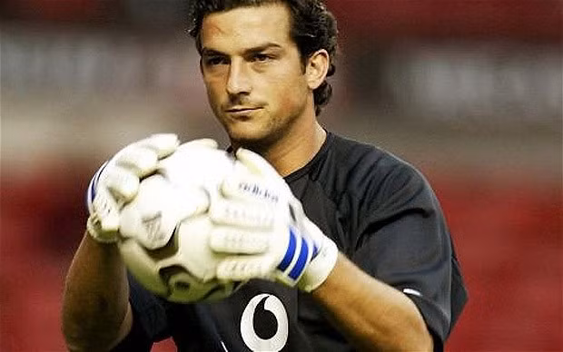 20. Ricardo. Lại một ví dụ điển hình nữa cho sự thất bại của Man Utd khi tìm kiếm 1 người gác đền an tâm. Anh chàng thủ môn này chơi dở tệ, và bị tống khứ chỉ sau 1 lần xuất hiện tại Premier League. 20. Ricardo. Lại một ví dụ điển hình nữa cho sự thất bại của Man Utd khi tìm kiếm 1 người gác đền an tâm. Anh chàng thủ môn này chơi dở tệ, và bị tống khứ chỉ sau 1 lần xuất hiện tại Premier League.