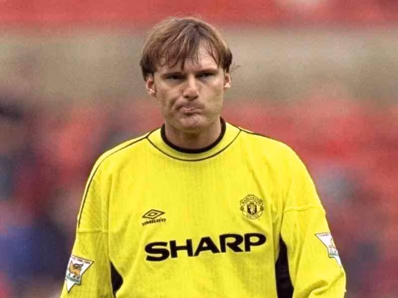 24. Massimo Taibi. Có lẽ trong số những đáp án Sir Alex tìm để giải bài toán trong khung gỗ khi đáp án mang tên Massimo Taibi là tệ nhất. Anh không dưới 1 lần làm tội đồ và trận hòa 3-0 trong thế dẫn trước với Southampton là minh chứng rõ ràng nhất. Massimo Taibi 1 lần phản lưới, 1 lần để bóng chut tọt qua 2 chân. Đó là tất cả những gì Sir Alex nhận được sau khi chi 4,5 triệu bảng cho thủ thành này. 24. Massimo Taibi. Có lẽ trong số những đáp án Sir Alex tìm để giải bài toán trong khung gỗ khi đáp án mang tên Massimo Taibi là tệ nhất. Anh không dưới 1 lần làm tội đồ và trận hòa 3-0 trong thế dẫn trước với Southampton là minh chứng rõ ràng nhất. Massimo Taibi 1 lần phản lưới, 1 lần để bóng chut tọt qua 2 chân. Đó là tất cả những gì Sir Alex nhận được sau khi chi 4,5 triệu bảng cho thủ thành này.