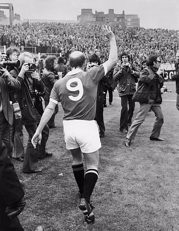 Năm 1973, Bobby Charlton giã từ sự nghiệp, thế hệ vàng của Sir Busby lui vào quá khứ Năm 1973, Bobby Charlton giã từ sự nghiệp, thế hệ vàng của Sir Busby lui vào quá khứ