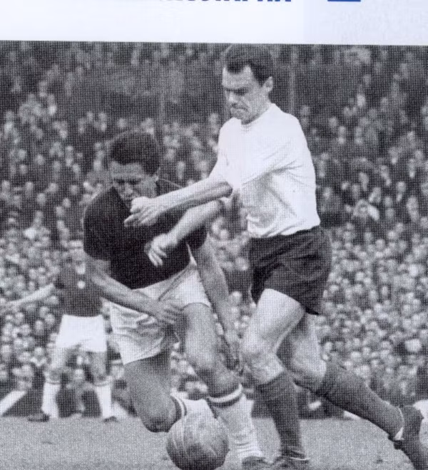 Lucien Muller (áo trắng): Cựu tiền vệ 77 tuổi này chơi khá tốt ở Real lẫn Barca. Tuy nhiên, ông lại dừng chân ở mỗi nơi không quá 3 mùa bóng. Khi giải nghệ, Muller cũng từng dẫn dắt Barca.
