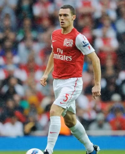 Vermaelen lại làm hàng thủ Arsenal tan hoang.