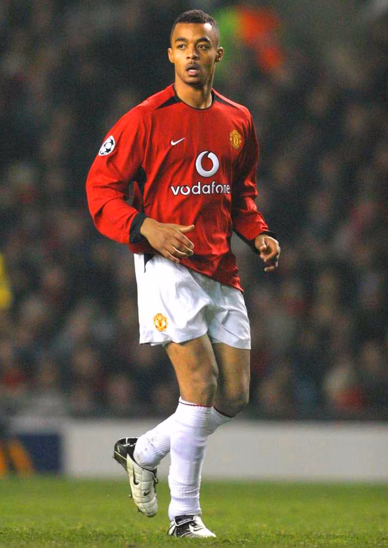 16. David Bellion. Minh chứng hùng hồn nhất cho cơn hạn hán tiền đạo tại Man Utd thời Rooney chưa về còn Van Nistelrooy dính chấn thương dài ngày. Tiền đạo nay 28 tuổi chơi như thể 1 vận động viên điền kinh hơn là bóng đá, nghĩa là anh chỉ biết chạy chứ không biết xử lý trái bóng ra sao. Được ở lại đến năm 2006, Bellion sau đó sang Pháp chơi bóng đến tận bây giờ nhưng cũng chưa lúc nào, anh chứng tỏ mình là 1 tiền đạo chất lượng ở những nơi đặt chân đến. 16. David Bellion. Minh chứng hùng hồn nhất cho cơn hạn hán tiền đạo tại Man Utd thời Rooney chưa về còn Van Nistelrooy dính chấn thương dài ngày. Tiền đạo nay 28 tuổi chơi như thể 1 vận động viên điền kinh hơn là bóng đá, nghĩa là anh chỉ biết chạy chứ không biết xử lý trái bóng ra sao. Được ở lại đến năm 2006, Bellion sau đó sang Pháp chơi bóng đến tận bây giờ nhưng cũng chưa lúc nào, anh chứng tỏ mình là 1 tiền đạo chất lượng ở những nơi đặt chân đến.