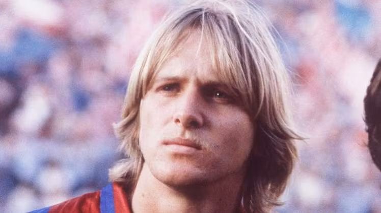 Bernd Schuster: Lại một kẻ phản đồ lì lợm nữa của Barcelona. Bernd Schuster chơi rất hay tại Nou Camp khi ghi được đến 63 bàn sau 172 trận dù chỉ đá tiền vệ. Sau đó, ông chuyển sang Bernabeu và cũng duy trì phong độ cao trước khi rút lui trên đỉnh với 1 danh hiệu vô địch La Liga năm 1990. Sau đó, thiên thần có mái tóc vàng này còn cả gan sang đầu quân cho Atletico Madrid. Rốt cuộc, ở Barca, Real và Atletico, nơi nào ông cũng chơi hay nhưng chẳng được nơi nào quý mến vì cái tính thích trêu ngươi các CĐV của mình. (Xem phần 1: Những kẻ phản đồ của các trận cầu 'siêu kinh điển')