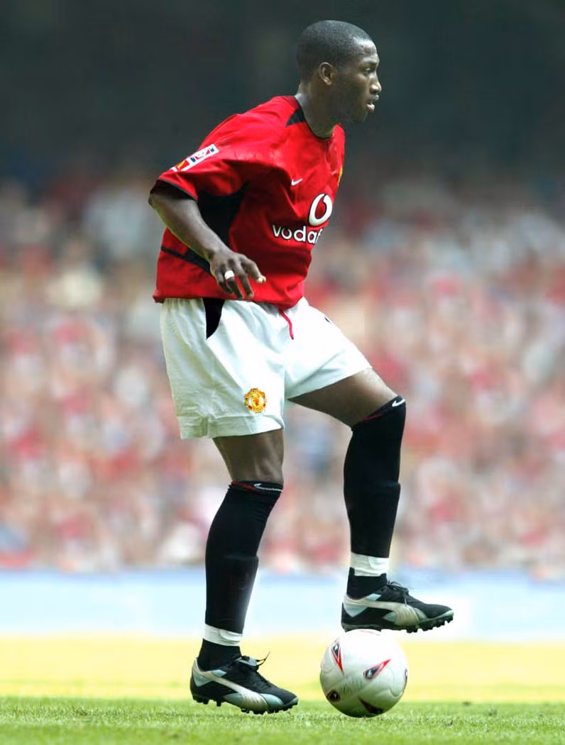 18. Eric Djemba Djemba. Một ví dụ cho sự nhìn người sai lầm của Sir Alex. Ông đánh giá Djemba Djemba là 1 tài năng bất kể tại CLB Nantes trước đó, tiền vệ này không chứng tỏ được nhiều. Để rồi trong 2 năm tại Old Trafford, anh cũng chỉ phá đồng đội là chủ yếu. Djemba Djemba còn phiêu bạt đến tận Qatar trước khi yên ổn ở Đan Mạch trong màu áo CLB OB. 18. Eric Djemba Djemba. Một ví dụ cho sự nhìn người sai lầm của Sir Alex. Ông đánh giá Djemba Djemba là 1 tài năng bất kể tại CLB Nantes trước đó, tiền vệ này không chứng tỏ được nhiều. Để rồi trong 2 năm tại Old Trafford, anh cũng chỉ phá đồng đội là chủ yếu. Djemba Djemba còn phiêu bạt đến tận Qatar trước khi yên ổn ở Đan Mạch trong màu áo CLB OB.