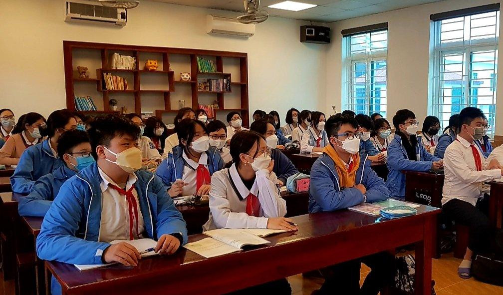 Học sinh Trường Trung học cơ sở Trần Phú (quận Lê Chân) quay trở lại trường học tập an toàn (Ảnh: Lã Tiến) Học sinh Trường Trung học cơ sở Trần Phú (quận Lê Chân) quay trở lại trường học tập an toàn (Ảnh: Lã Tiến)