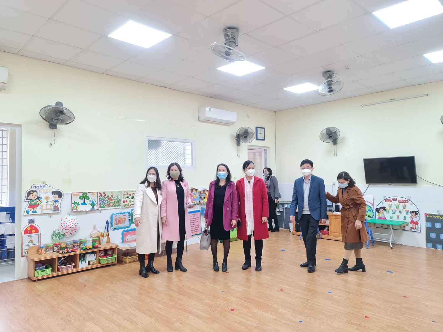 Đoàn kiểm tra của Sở Giáo dục và Đào tạo kiểm tra tại Trường Mầm non Kim Đồng 1 (Ảnh: Lã Tiến) Đoàn kiểm tra của Sở Giáo dục và Đào tạo kiểm tra tại Trường Mầm non Kim Đồng 1 (Ảnh: Lã Tiến)