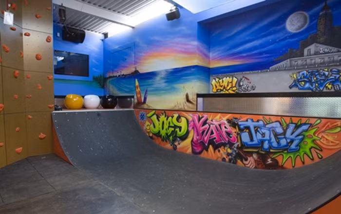 Tầng thấp nhất của biệt thự này có tên Air Lounge với hai rãnh chơi bowling, quán bar, sàn nhảy, tường leo đá nhân tạo, phòng spa và khu trượt máng.