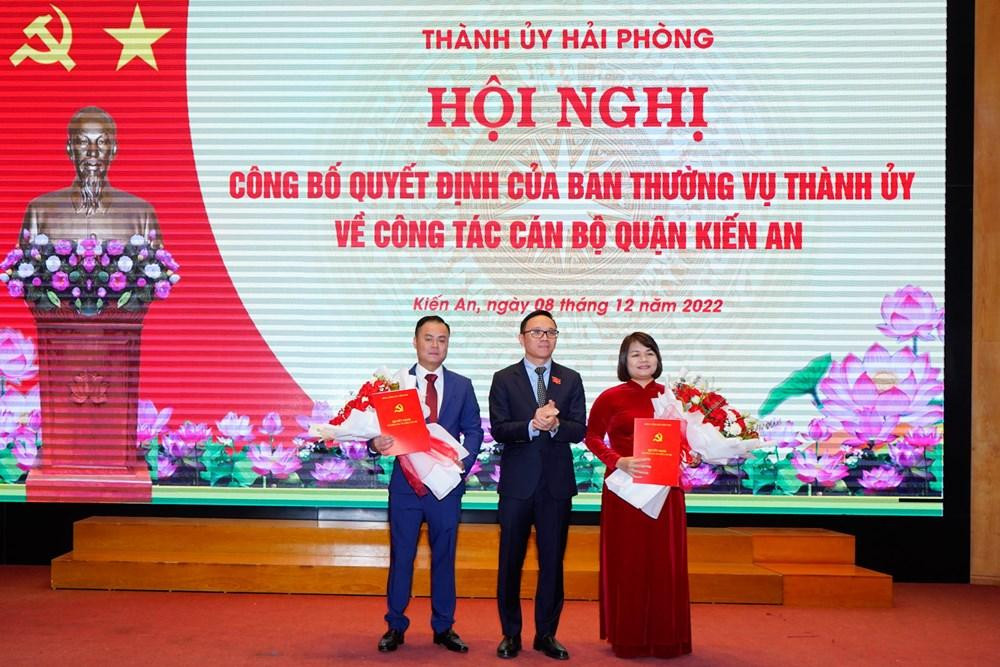 Ông Đào Trọng Đức – Trưởng ban Tổ chức Thành uỷ Hải Phòng trao quyết định và tặng hoa chúc mừng bà Bùi Thị Tuyết Mai (Ảnh: ĐT)
