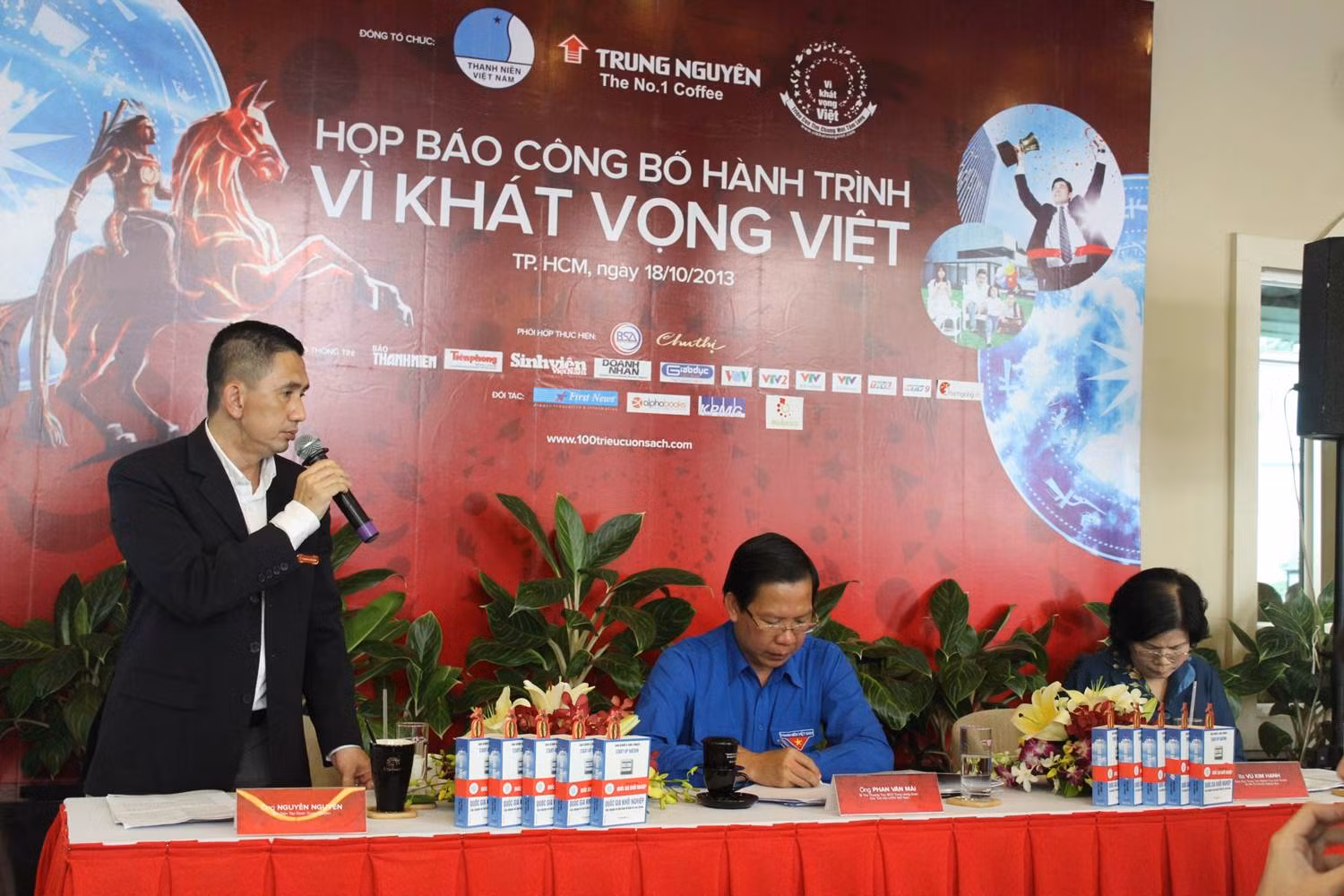Ông Nguyễn Nguyên - đại diện Tập đoàn Trung Nguyên, đơn vị tổ chức Hành trình Vì khát vọng Việt 2013, thông báo về chương trình Ông Nguyễn Nguyên - đại diện Tập đoàn Trung Nguyên, đơn vị tổ chức Hành trình Vì khát vọng Việt 2013, thông báo về chương trình