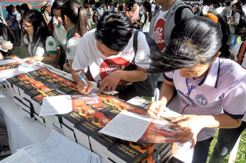 Hàng trăm ngàn cuốn sách hun đúc khát vọng làm giàu đã được Tập đoàn Trung Nguyên dành tặng các bạn trẻ. Hàng trăm ngàn cuốn sách hun đúc khát vọng làm giàu đã được Tập đoàn Trung Nguyên dành tặng các bạn trẻ.