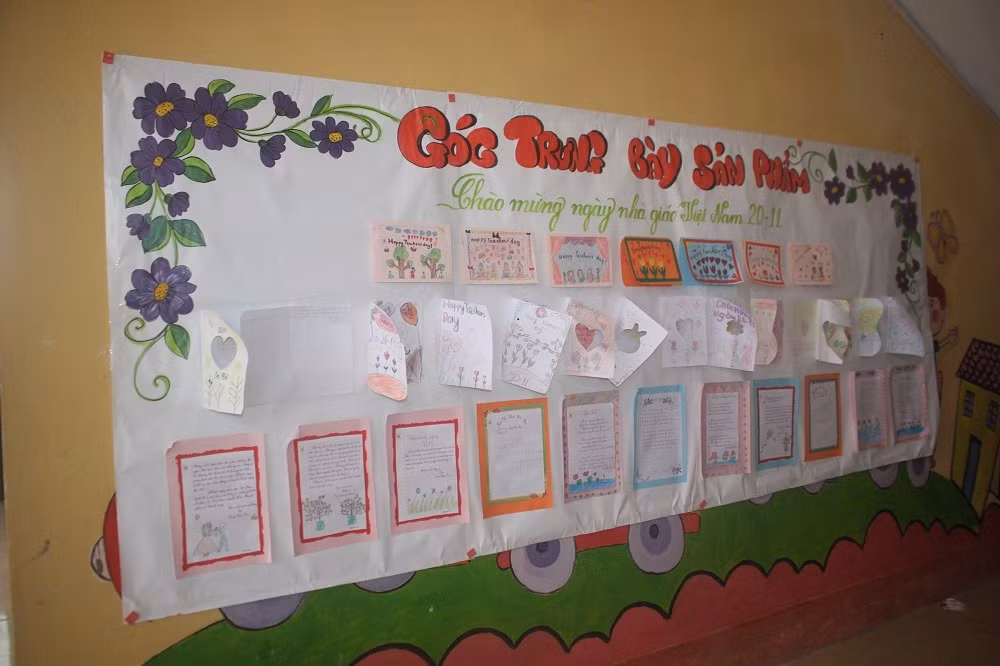 Món quà nhỏ nhưng đầy ý nghĩa do các em học sinh vùng cao tự làm tặng thầy cô nhân ngày 20-11 (Ảnh: Đức Minh)