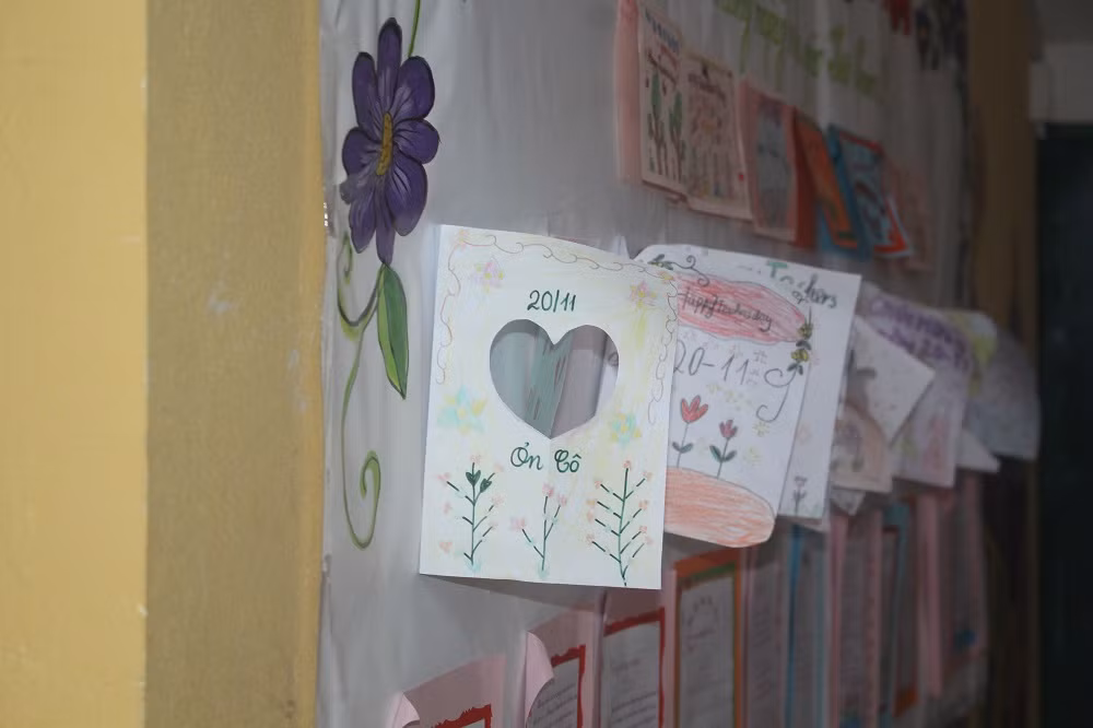 Món quà tuy giản dị nhưng chứa đầy tình cảm của học sinh, cái tình của vùng cao là vậy, chân chất, mộc mạc và đơn sơ, không vồn vã như phố thị (Ảnh: Đức Minh)
