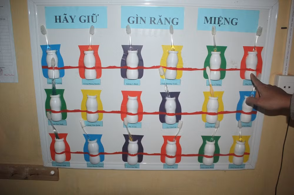 Những đồ dùng cần thiết được các em tự tay làm để phục vụ nhu cầu thiết yếu trong đời sống (Ảnh: Đức Minh)