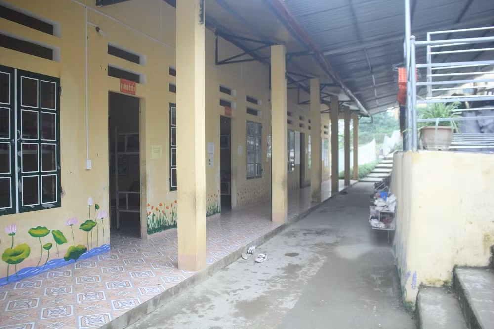 Khu nhà ở bán trú khang trang của các em học sinh, ở đây các em được tạo điều kiện ăn ở đầy đủ (Ảnh: Đức Minh)