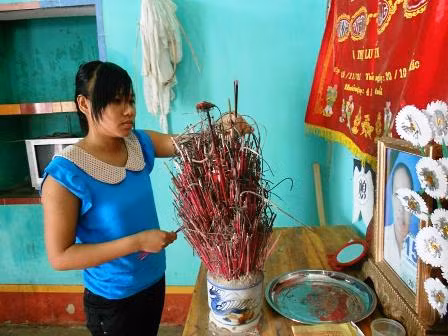 Hiền thắp nhang thành kính báo niềm vui đỗ Đại học cho bố mẹ nơi chín suối.