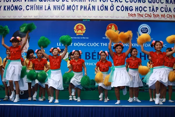 Các em nhỏ trường tiểu học Kỳ Đồng, Q3, Tp. HCM múa mở màn lễ khởi động cuộc thi.