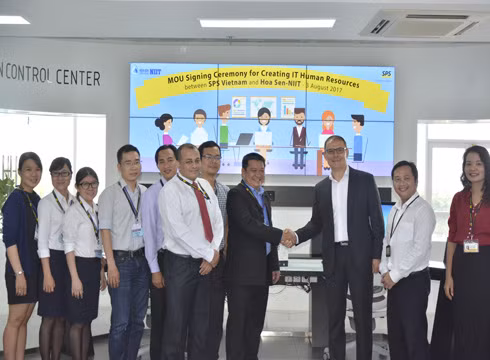 Cao đẳng Hoa Sen và NIIT Ấn Độ với SPS Việt Nam ký kết hợp tác, cung ứng nguồn nhân lực (ảnh: HSC) Cao đẳng Hoa Sen và NIIT Ấn Độ với SPS Việt Nam ký kết hợp tác, cung ứng nguồn nhân lực (ảnh: HSC)