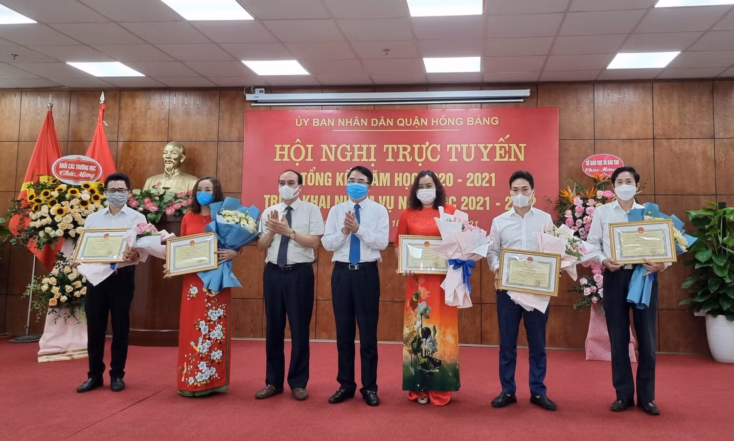 Nhiều cá nhân, tập thể nhận được bằng khen của Ủy ban nhân dân thành phố vì có thành tích xuất sắc trong năm học vừa qua (Ảnh: Phương Linh)
