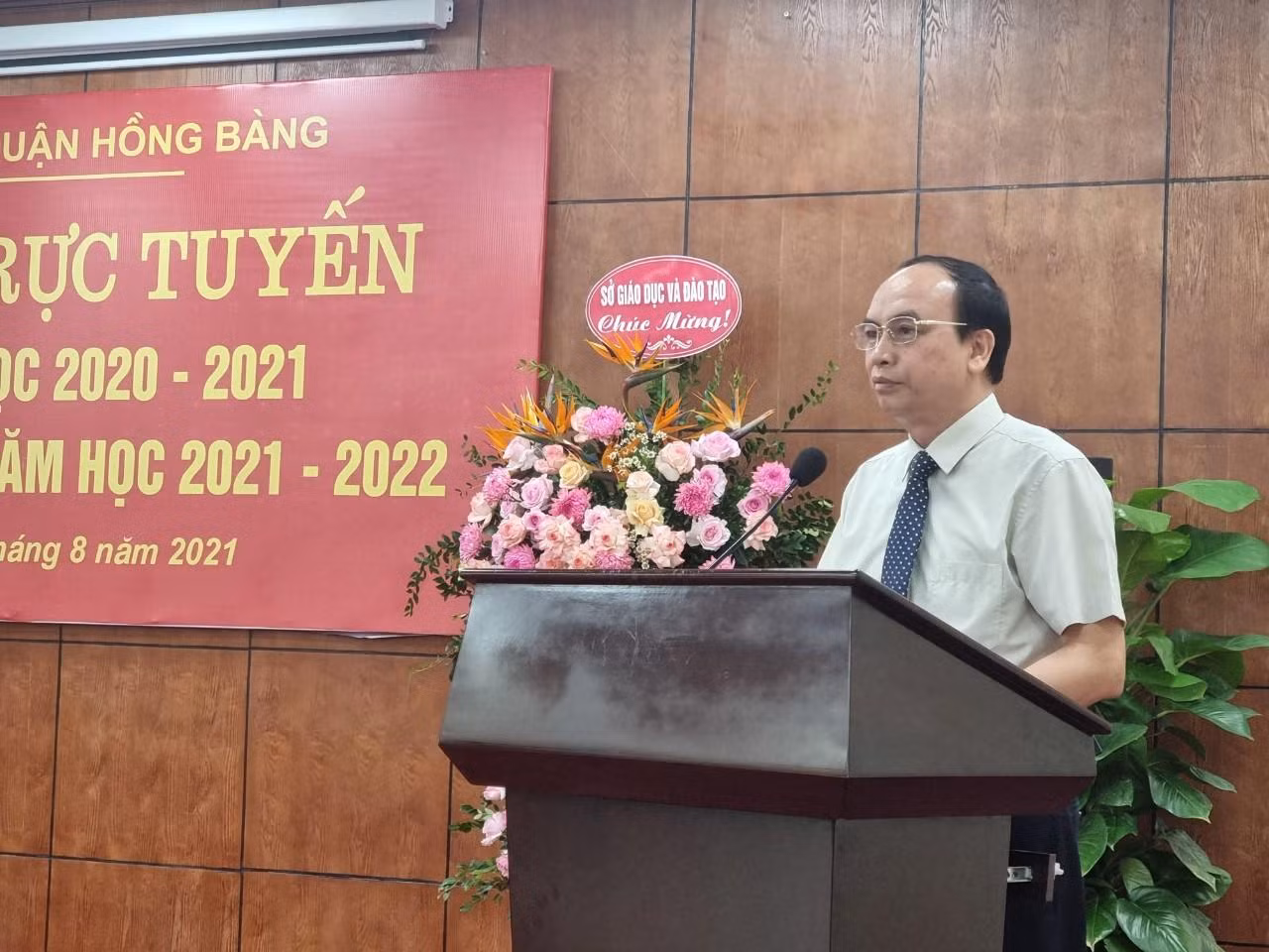 Phó Giám đốc Sở Giáo dục và Đào tạo Hải Phòng đánh giá cao nỗ lực của ngành giáo dục quận Hồng Bàng (Ảnh: Phương Linh)