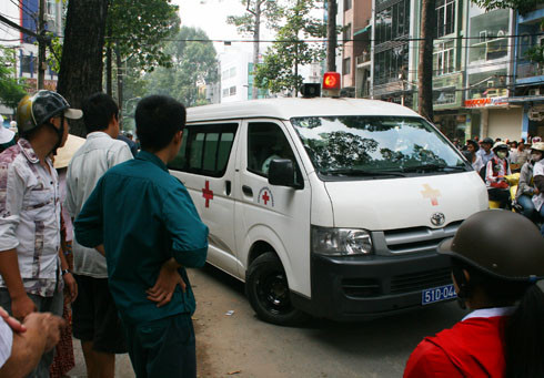 Nhiều người rơi nước mắt khi chứng kiến cảnh chết thảm của bé trai. Ảnh: An Nhơn