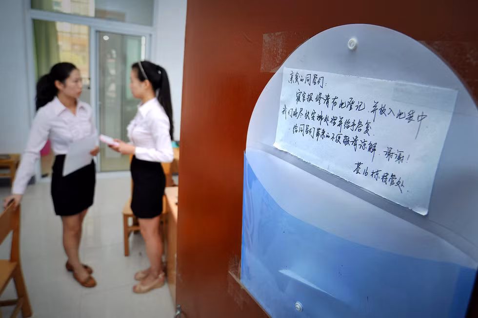 Công việc bảo vệ ký túc đối với 2 tân thạc sĩ cũng không hề dễ dàng