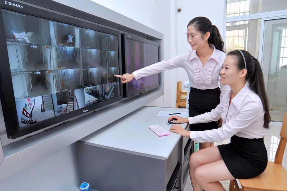 Bảo vệ ký túc xá, một công việc không cần đến bằng cử nhân hay thạc sĩ, nhưng đã trở thành lựa chọn của một số thanh niên Trung Quốc sau khi tốt nghiệp nếu không muốn ngồi chơi