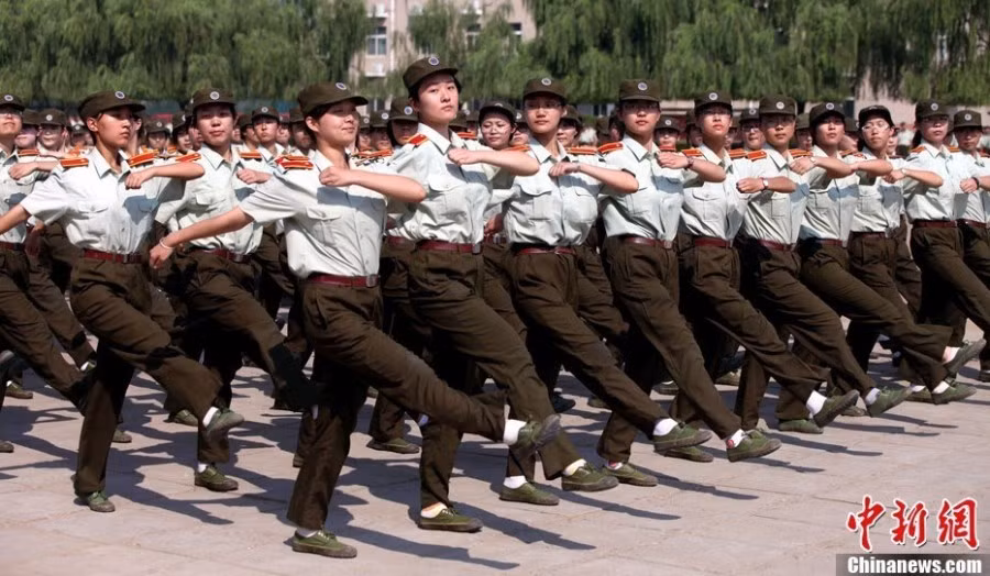 "Duyệt binh" báo cáo ét quả, khối nữ sinh "Duyệt binh" báo cáo ét quả, khối nữ sinh