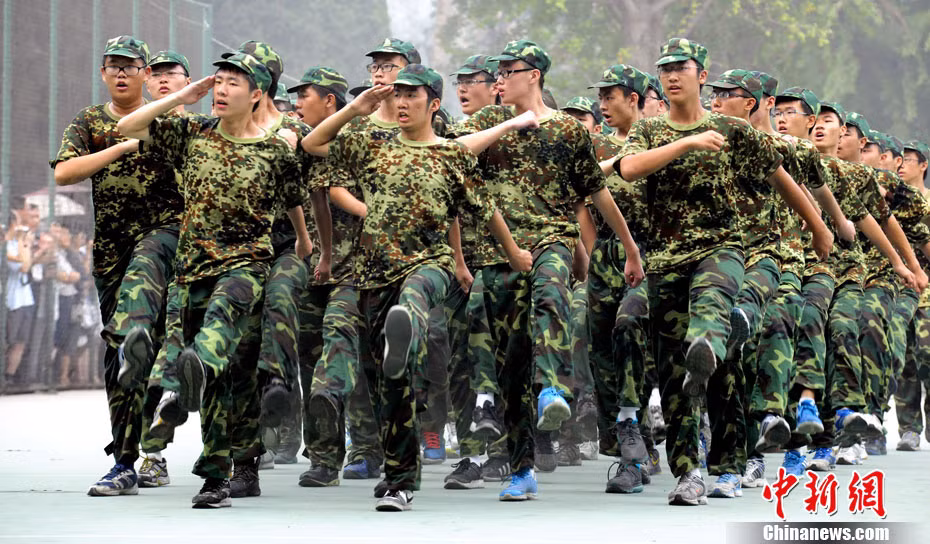 Học sinh phổ thông Trung Quốc "duyệt binh" Học sinh phổ thông Trung Quốc "duyệt binh"
