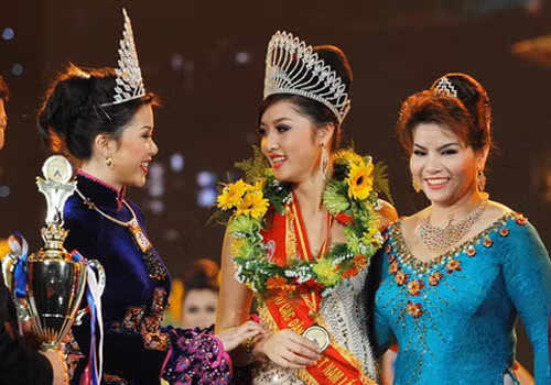 Hoa hậu các dân tộc Việt Nam 2011 Triệu Thị Hà (giữa) bên Trưởng ban tổ chức cuộc thi - bà Đoàn Kim Hồng (phải) trong khoảnh khắc đăng quang vào năm 2011. Sáng nay, ngày 22/5, Hoa hậu Triệu Thị Hà đã bay ra Hà Nội để có cuộc gặp gỡ, trình bày với Cục Nghệ thuật Biểu diễn về vụ việc. Hoa hậu các dân tộc Việt Nam 2011 Triệu Thị Hà (giữa) bên Trưởng ban tổ chức cuộc thi - bà Đoàn Kim Hồng (phải) trong khoảnh khắc đăng quang vào năm 2011. Sáng nay, ngày 22/5, Hoa hậu Triệu Thị Hà đã bay ra Hà Nội để có cuộc gặp gỡ, trình bày với Cục Nghệ thuật Biểu diễn về vụ việc.