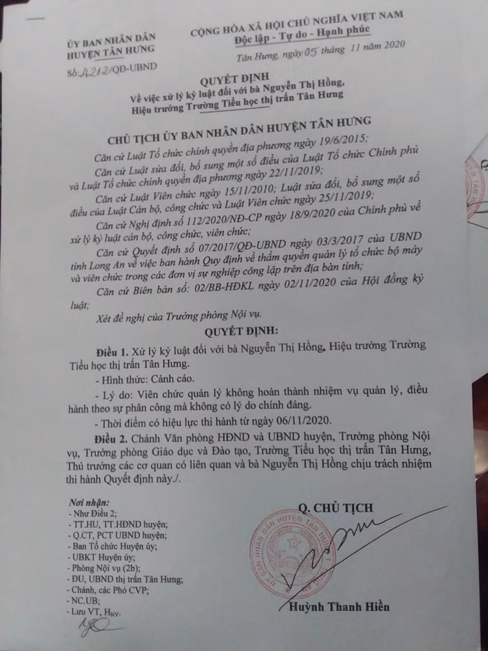 Quyết định kỷ luật bà Nguyễn Thị Hồng - Hiệu trưởng trường tiểu học thị trấn Tân Hưng (Ảnh: CTV)