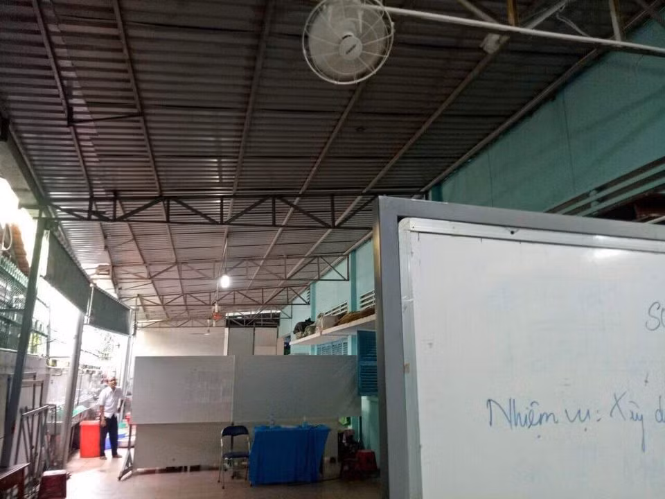 Nơi học buổi 2 rất tạm bợ của học sinh trường Nguyễn Văn Trỗi trong vài ngày qua (Ảnh: CTV)
