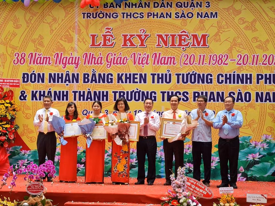 Lãnh đạo nhà trường đón nhận bằng khen của Thủ tướng Chính phủ (ảnh: P.L) Lãnh đạo nhà trường đón nhận bằng khen của Thủ tướng Chính phủ (ảnh: P.L)