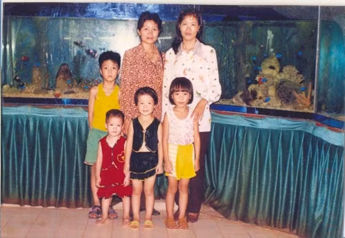 Sinh ra và lớn lên tại Hà Nội nên Bùi Anh Tuấn có điều kiện được gia đình cho đi tham quan nhiều nơi và chụp hình lưu niệm khi còn nhỏ.