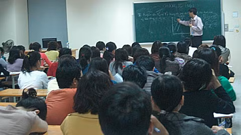 Việc học thuê ở các lớp tại chức buổi tối thuận lợi và không "nguy hiểm" so với các hệ đào tạo khác(ảnh Văn Chung).
